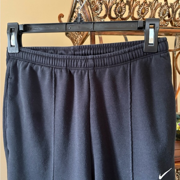 NIKE ladies jogging pants with White Logo. - Picture 3 of 9